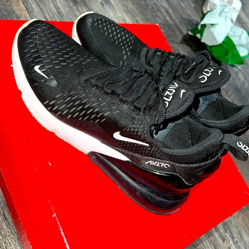 Black and white nike 270